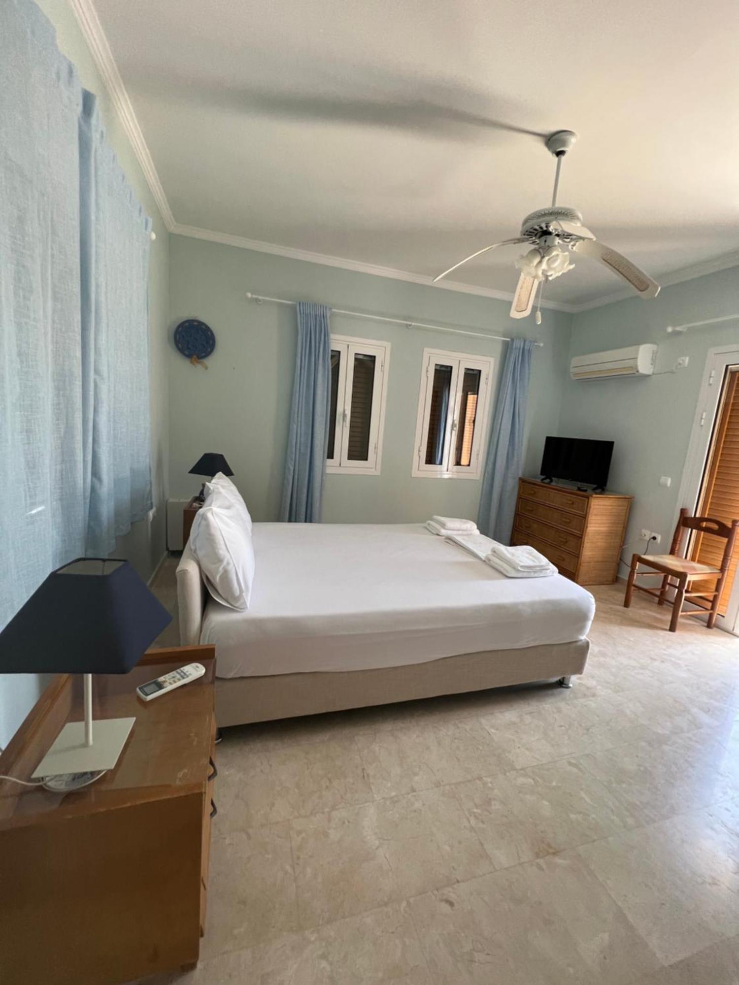 Mani Kamares Beach House Gythio Exterior photo