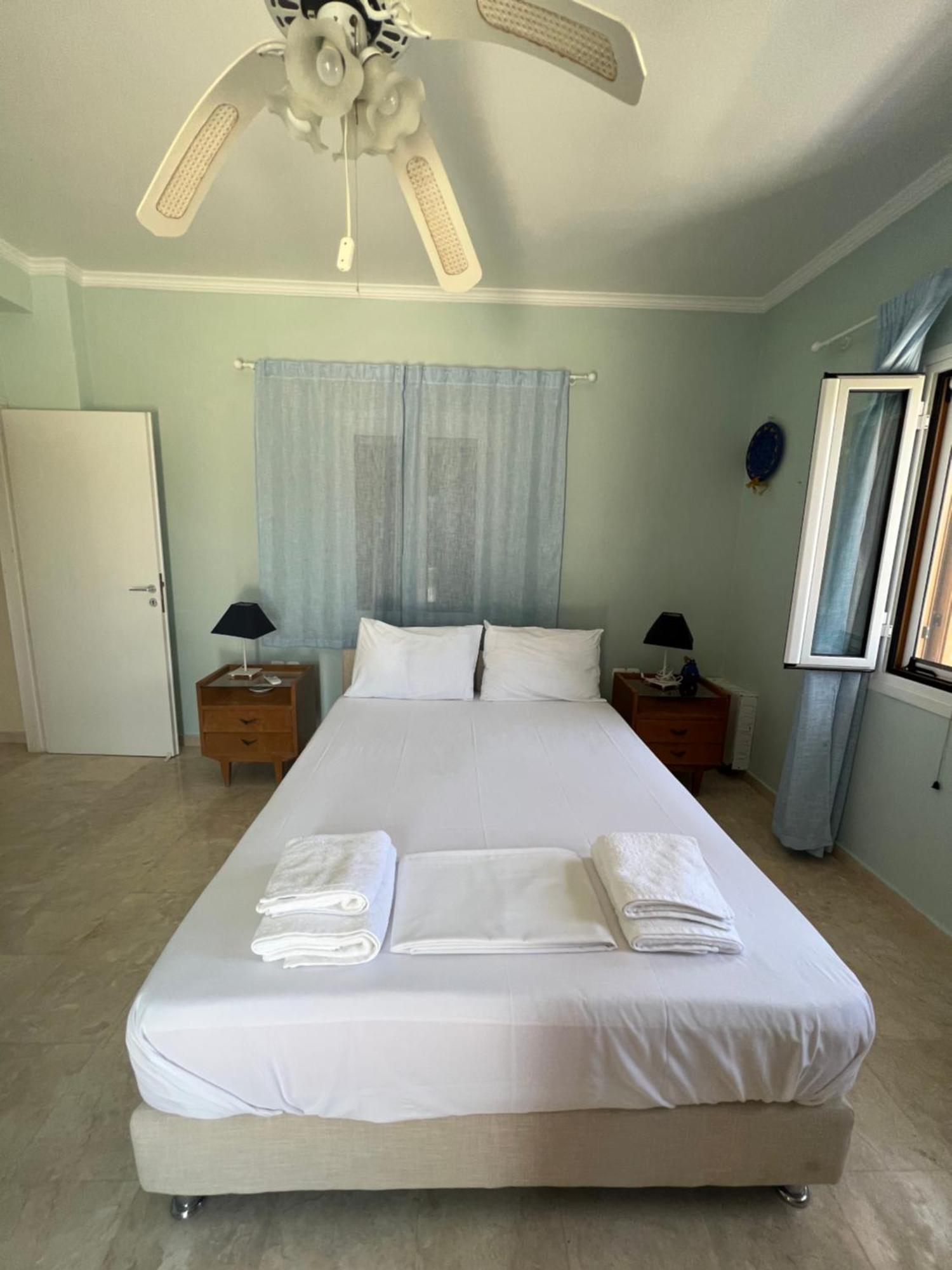 Mani Kamares Beach House Gythio Exterior photo