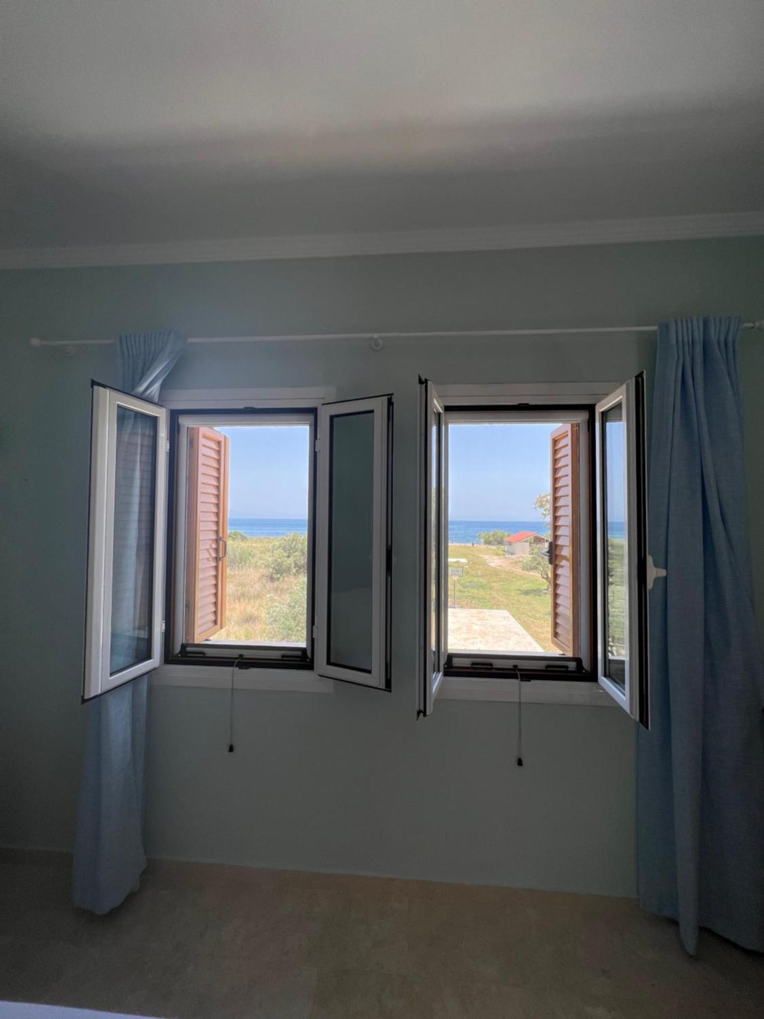 Mani Kamares Beach House Gythio Exterior photo
